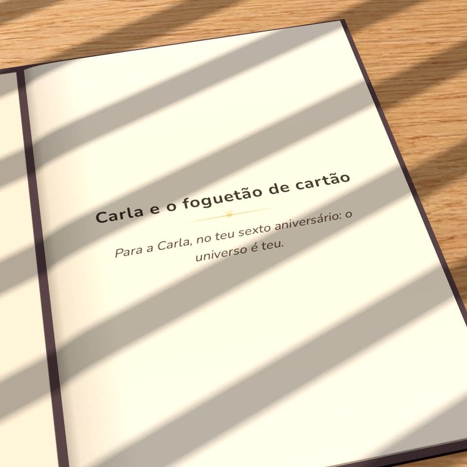 «Carla e o foguetão de cartão» impresso, aberto na primeira página com o título e a dedicatória