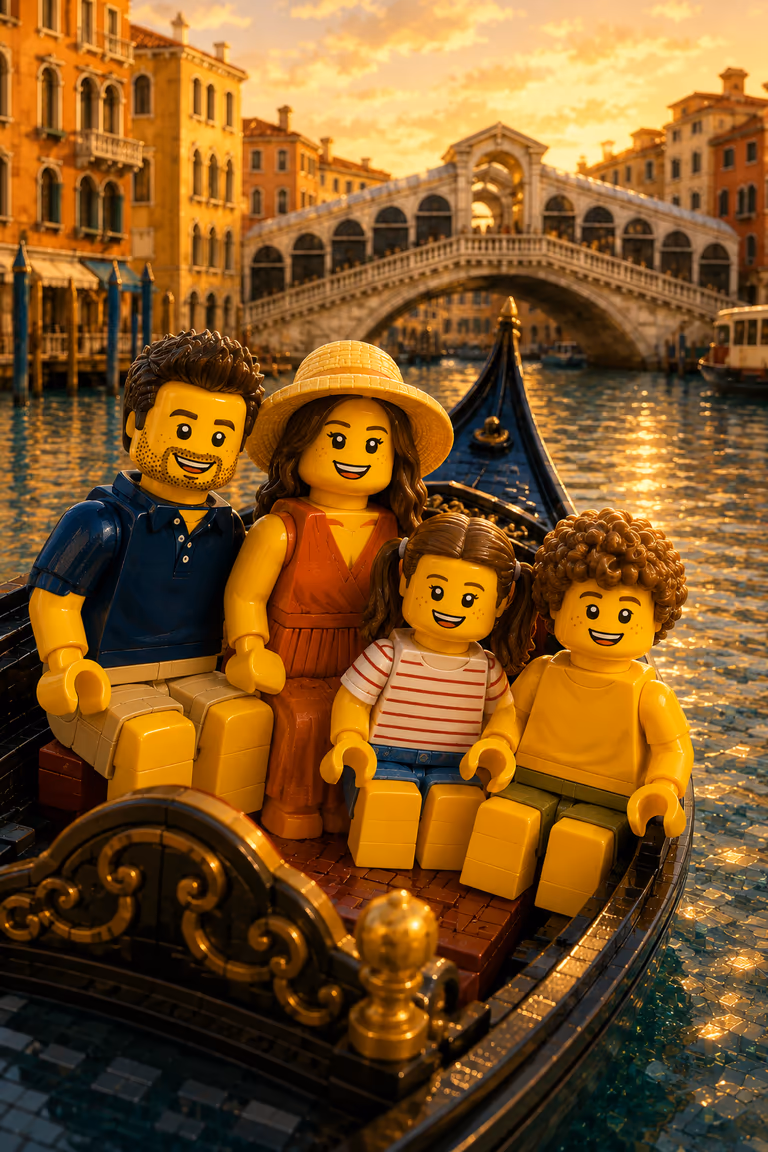La misma familia en estilo Mundo de Bloques, en una góndola frente al puente de Rialto en Venecia